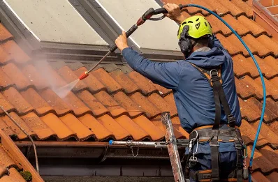 Démoussage et hydrofuge de toiture à Coubjours